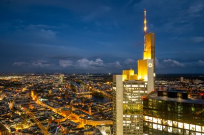 Roland Seichter Fotografie - Städtefotografie - Frankfurt - Blick von oben am Gebäude der Dresdner Bank vorbei auf die Frankfurter Altstadt bei Nacht