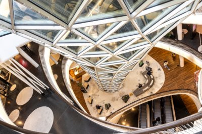 Roland Seichter Fotografie - Städtefotografie - Frankfurt - Ein Glastricher als Licht einlass in einem Einkaufszentrum von oben nach unten fotografiert