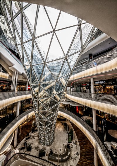 Roland Seichter Fotografie - Städtefotografie - Frankfurt - Ein Glastrichter, der als Lichteinlass in einem Einkaufszentrum fungiert