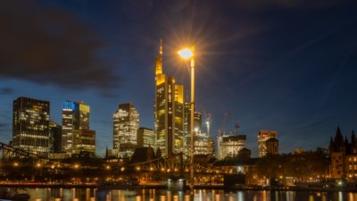 Roland Seichter Fotografie - Städtefotografie - Frankfurt - Skyline von Frankfurt in der Nacht, im Vordergrund eine Straßenlaterne