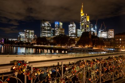 Roland Seichter Fotografie - Städtefotografie - Frankfurt - Skyline von Frankfurt bei Nacht, im Vordergrund ein Brückengeländer