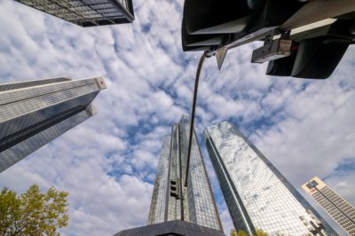 Roland Seichter Fotografie - Städtefotografie - Frankfurt - Blick nach oben, mehrere Bürohochhäuser streben von allen Seiten auf die Mitte zu
