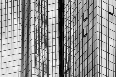 Roland Seichter Fotografie - Städtefotografie - Frankfurt - Formatfüllend fotografierte Glasfassade eines Bankgebäudes. Schwarz/Weiß
