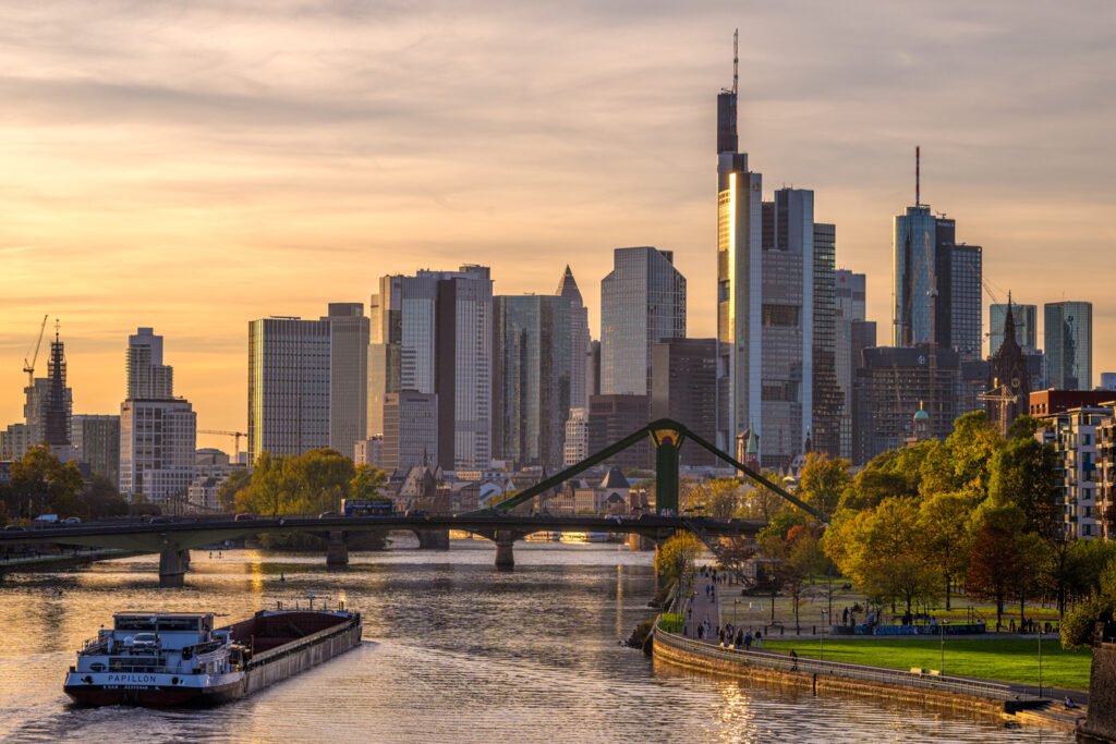 Roland Seichter Fotografie - Städtefotografie - Frankfurt - Skyline von Frankfurt, im Vordergrund der Main