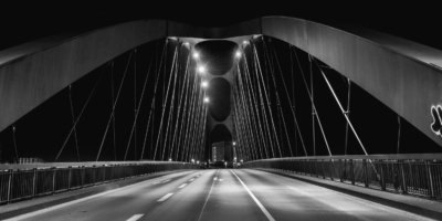 Roland Seichter Fotografie - Städtefotografie - Frankfurt - Nächtliche Fotografie einer Spannbogenbrücke. Schwarz/Weiß