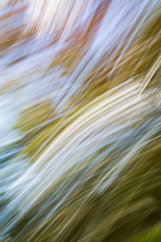 Abstrakte Fotokunst mit hellen, dynamischen Wischstrukturen in Weiß, Blau und Grün