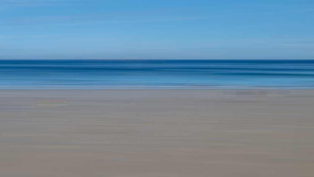Minimalistische Fotografie einer Küstenlandschaft mit Adamsky-Effekt, horizontale blaue und beige Farbbänder durch ICM-Technik
