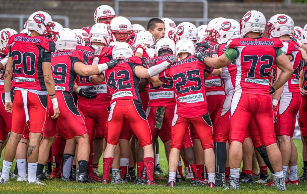 American Football Team der Stuttgart Scorpions im Huddle während einer Spielbesprechung.