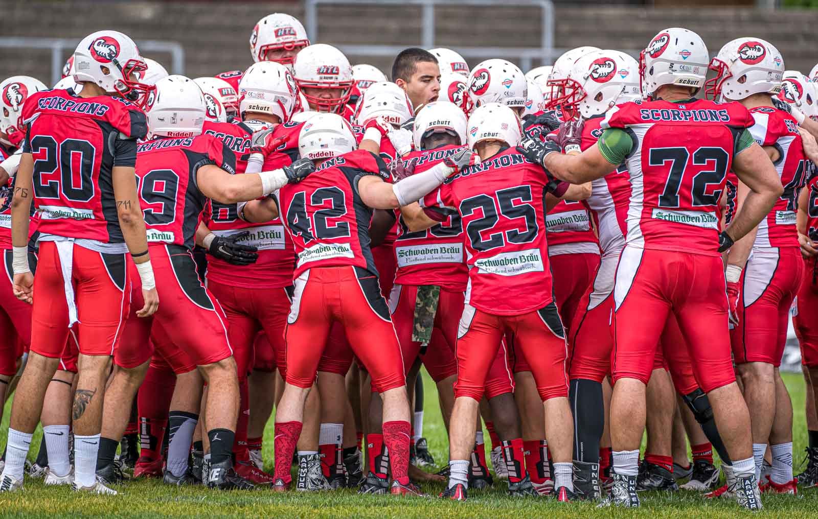 American Football Team der Stuttgart Scorpions im Huddle während einer Spielbesprechung.