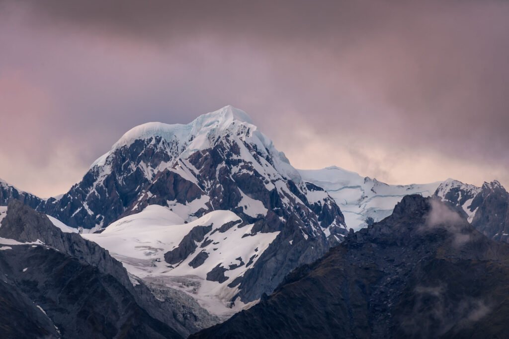 Majestätischer Gipfel des Aoraki Mount Cook in Neuseeland während der Abenddämmerung.