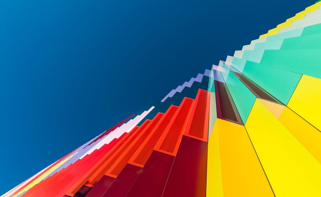 Blick von unten auf eine farbenfrohe, moderne Hausfassade.