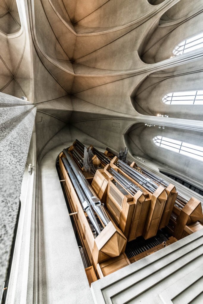 Moderne Kirchenorgel der Hallgrimskirkja in Island – Ungewohnte Perspektive von Roland Seichter.