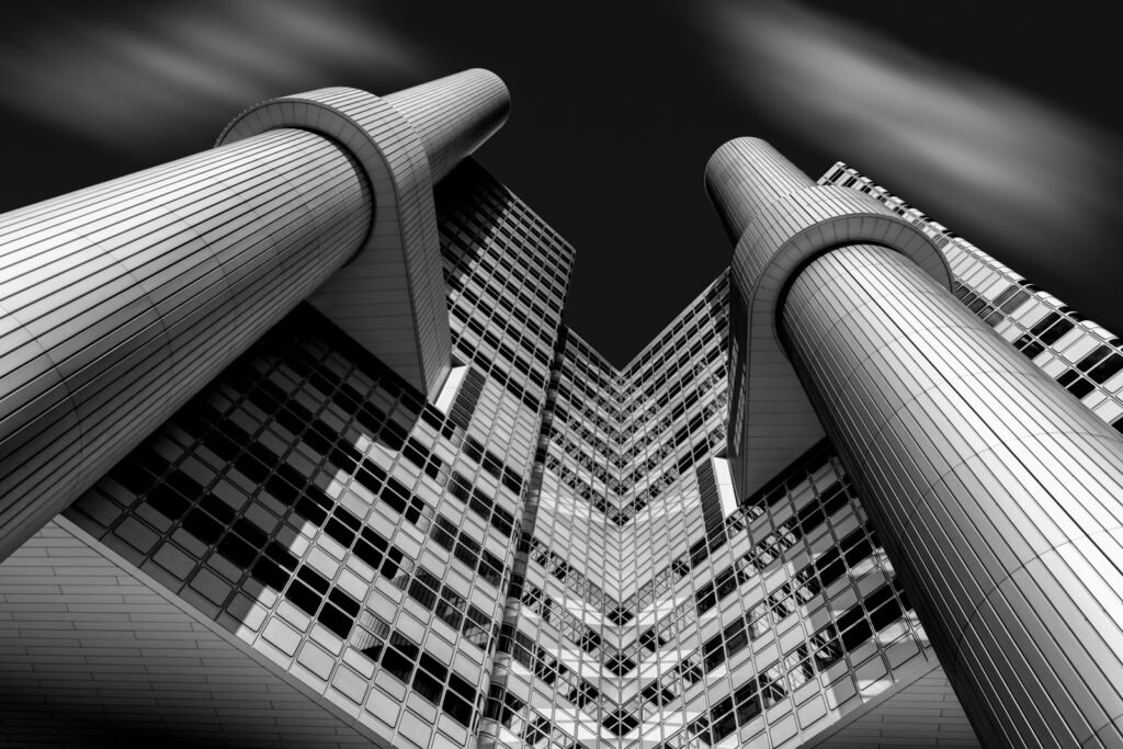 Schwarz-Weiß Aufnahme des Hypo-Bürohochhauses von unten – Roland Seichter.