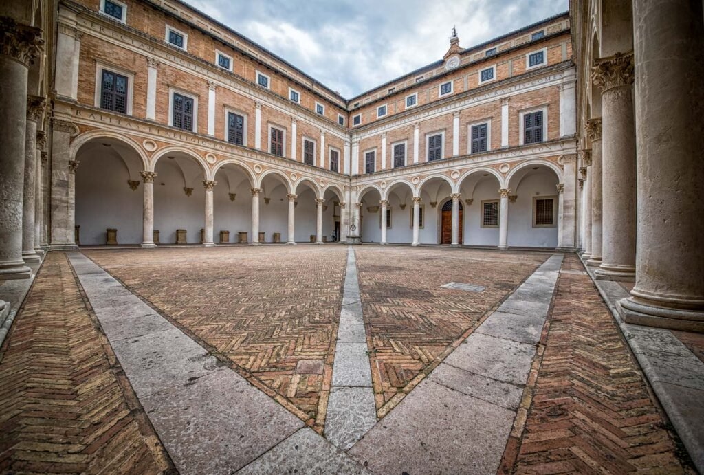 Innenhof eines alten italienischen Palazzos mit Arkadengängen.