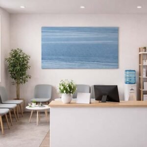 Das Wandbild "Ganz Blau" im Empfangsbereich einer Arztpraxis zur Schaffung einer vertrauensvollen und beruhigenden Umgebung.