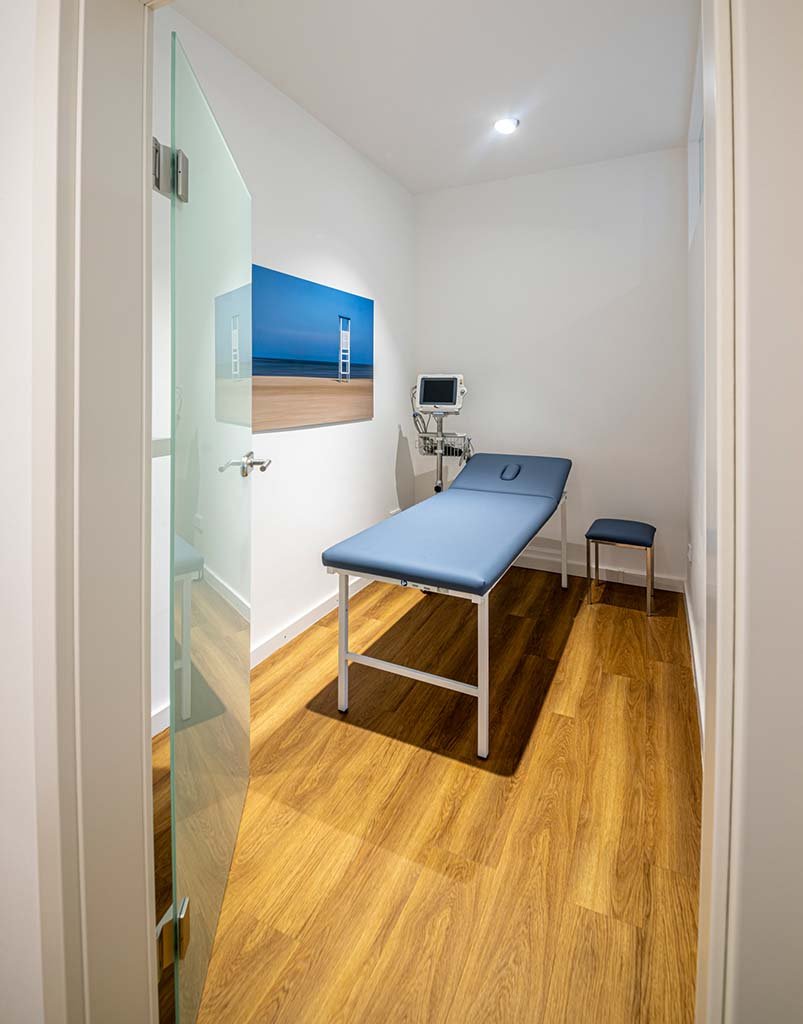 Das Wandbild "Lifeguard" in einem hellen Behandlungszimmer einer Arztpraxis zur Förderung einer beruhigenden Patientenatmosphäre.