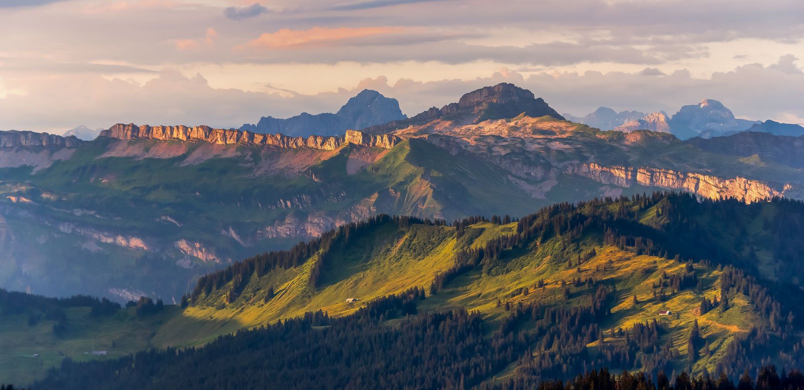 Panorama des Berges Hoher Ifen im Allgäu während der goldenen Stunde.