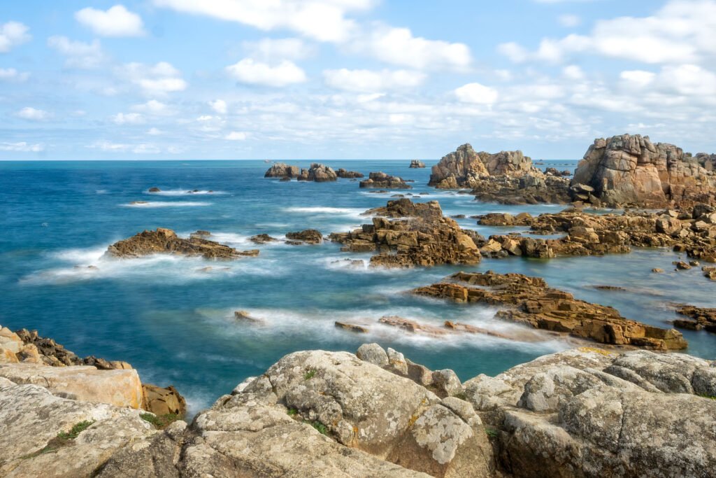 Helle Felsen und türkisblaues Wasser an der bretonischen Küste – Naturfotografie Roland Seichter.