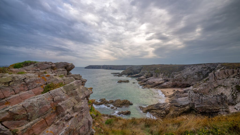Steilküste der Bretagne bei dramatischer Gewitterstimmung am Meer – Fotokunst vom Nature Photographer of the Year.