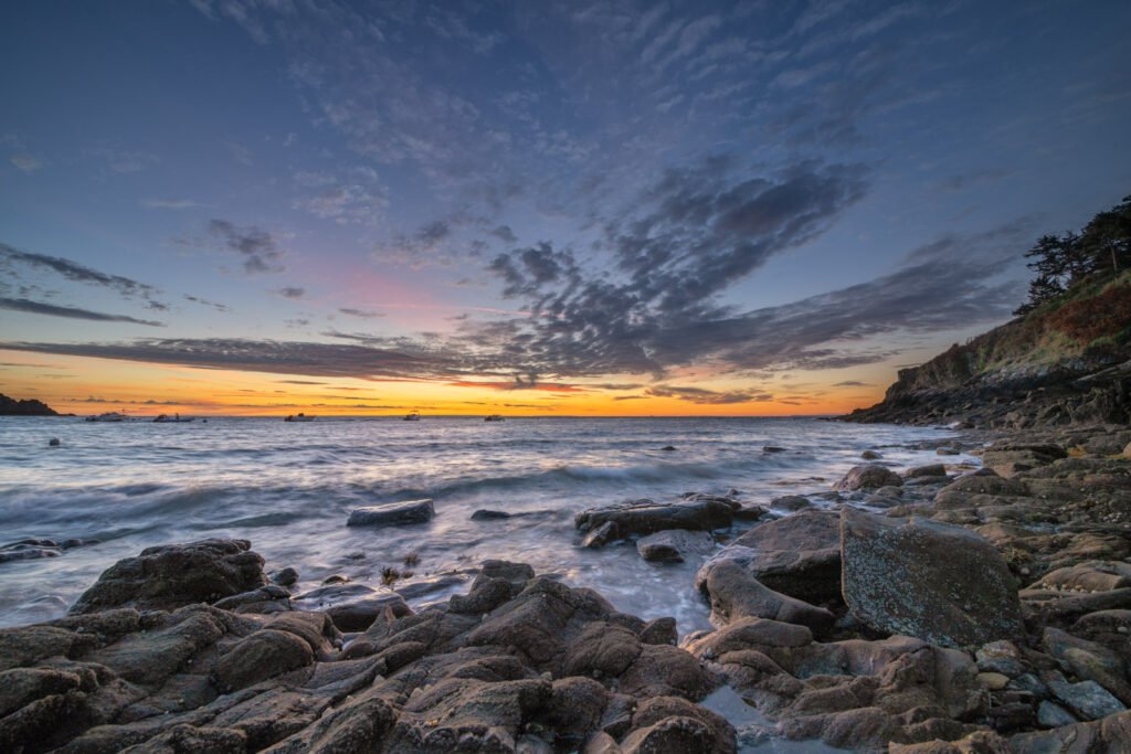 Bretonischer Morgen: Landschaftsfotografie mit zentralem Horizont zwischen Goldener und Blauer Stunde.
