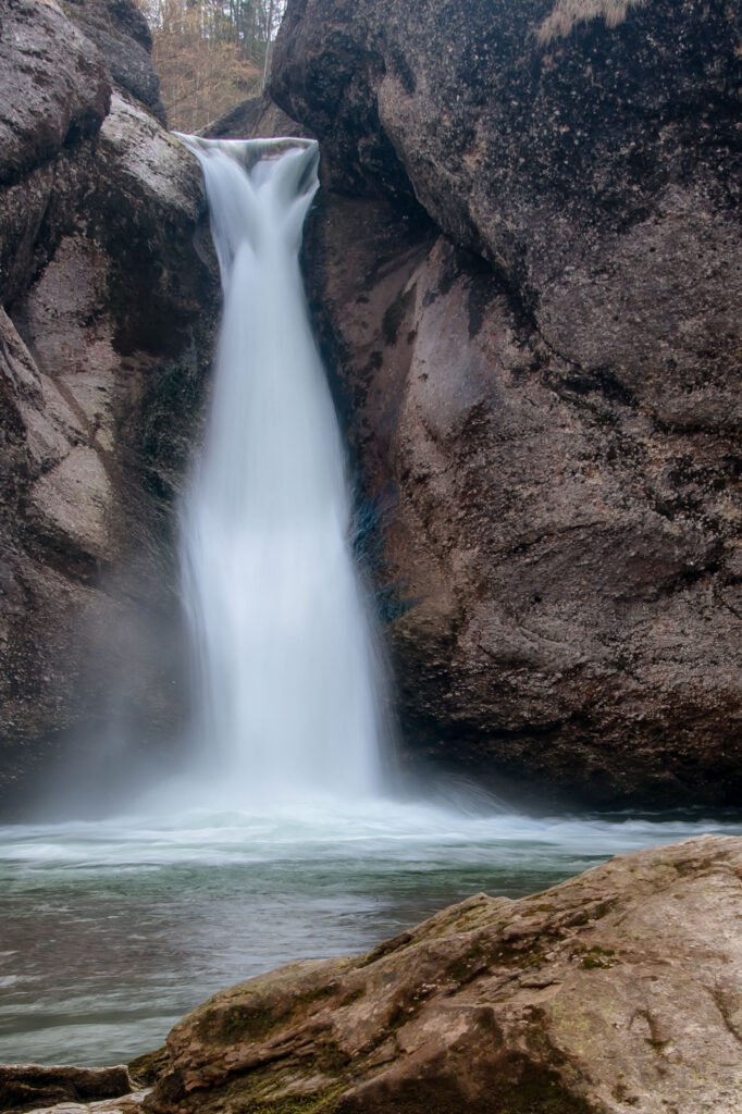 Landschaftsfotografie am Buchenegger Wasserfall: Weiches Wasser und Felsen im Allgäu von Roland Seichter.