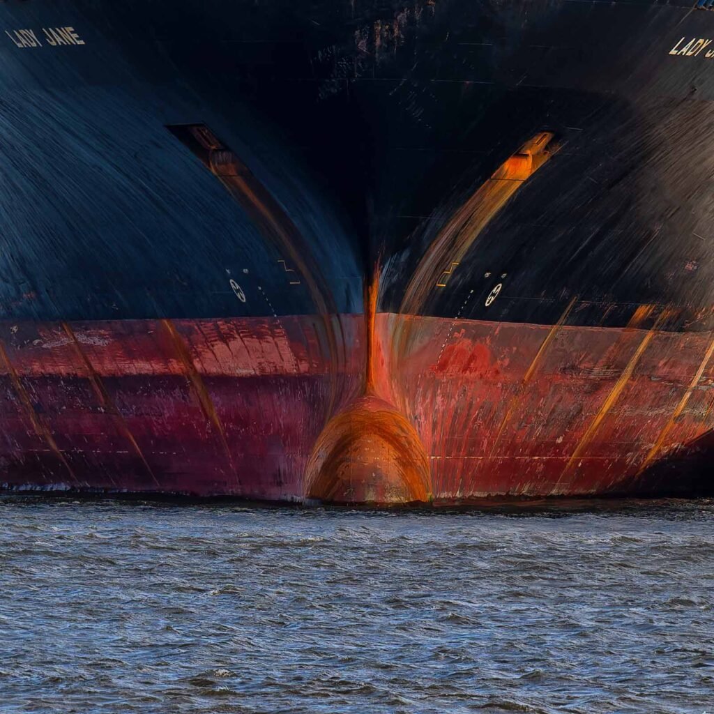 Detailaufnahme vom Bug des Schiffes Lady Jane mit rostigen Texturen im minimalistischen Stil.