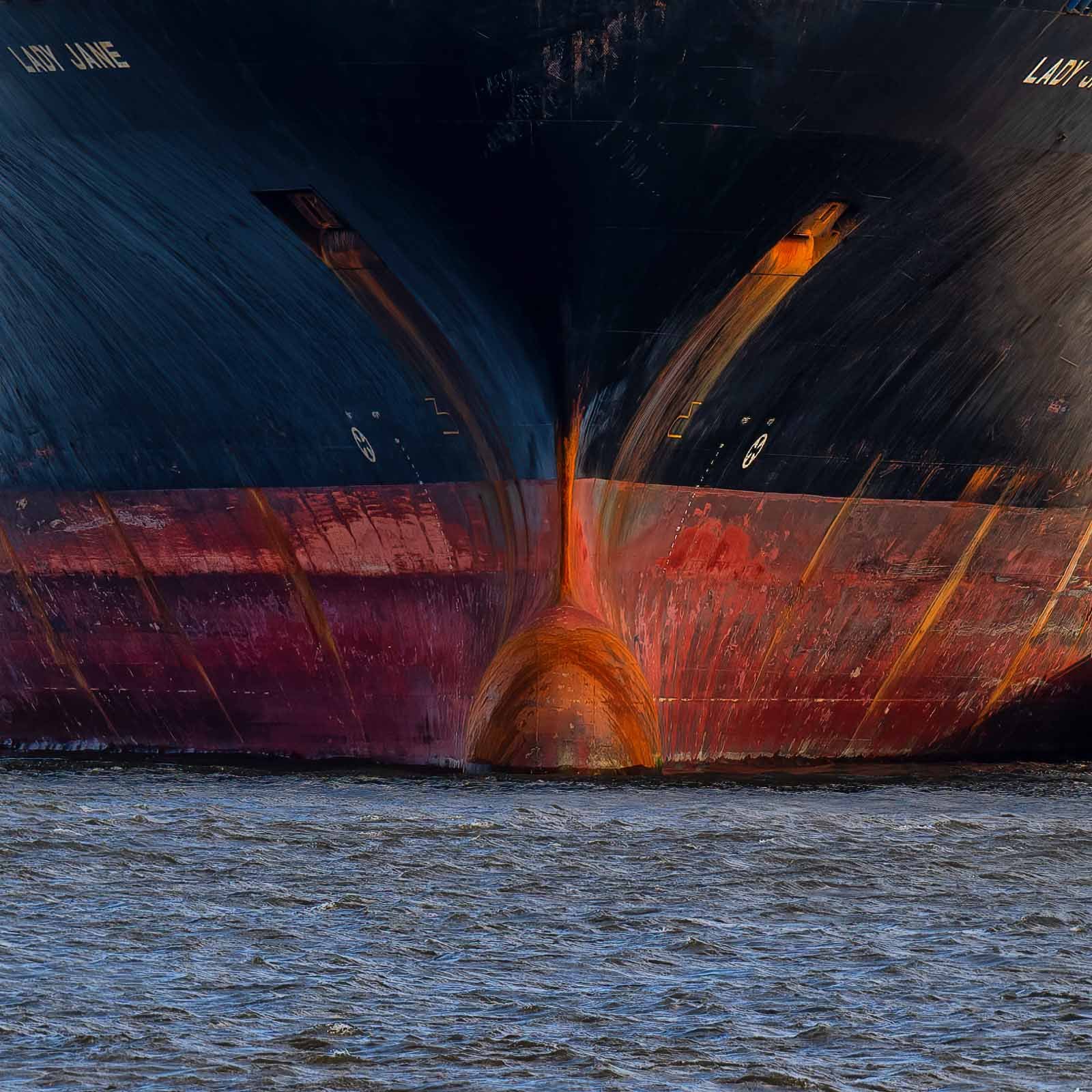 Detailaufnahme vom Bug des Schiffes Lady Jane mit rostigen Texturen im minimalistischen Stil.