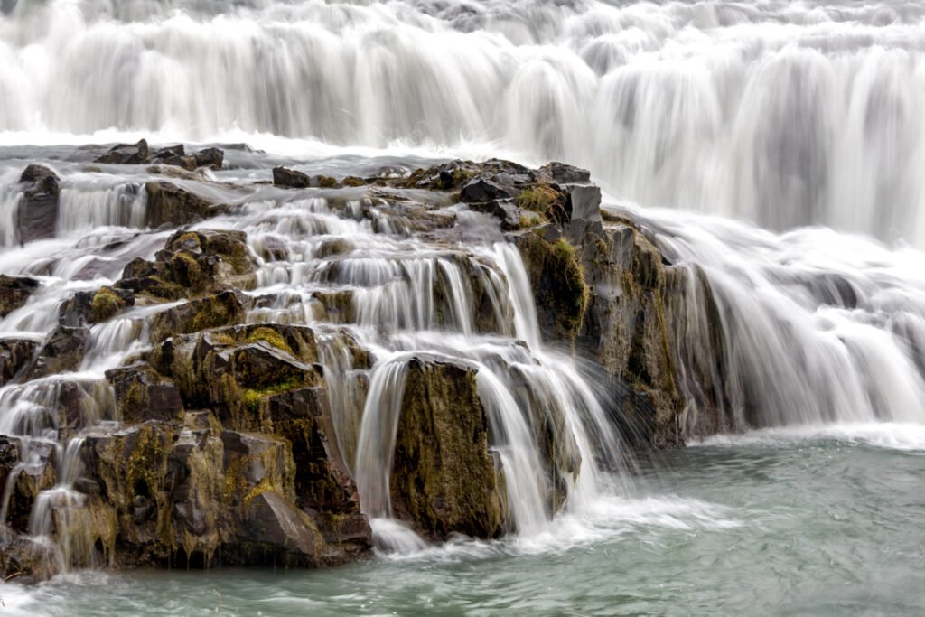 Detailreiche Landschaftsfotografie: Falling Water am Dettifoss Wasserfall auf Island.