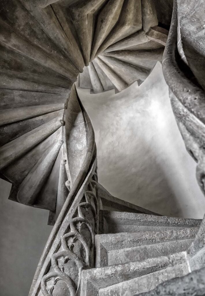 Historische Doppelwendeltreppe in der Grazer Burg aus einer tiefen Perspektive.