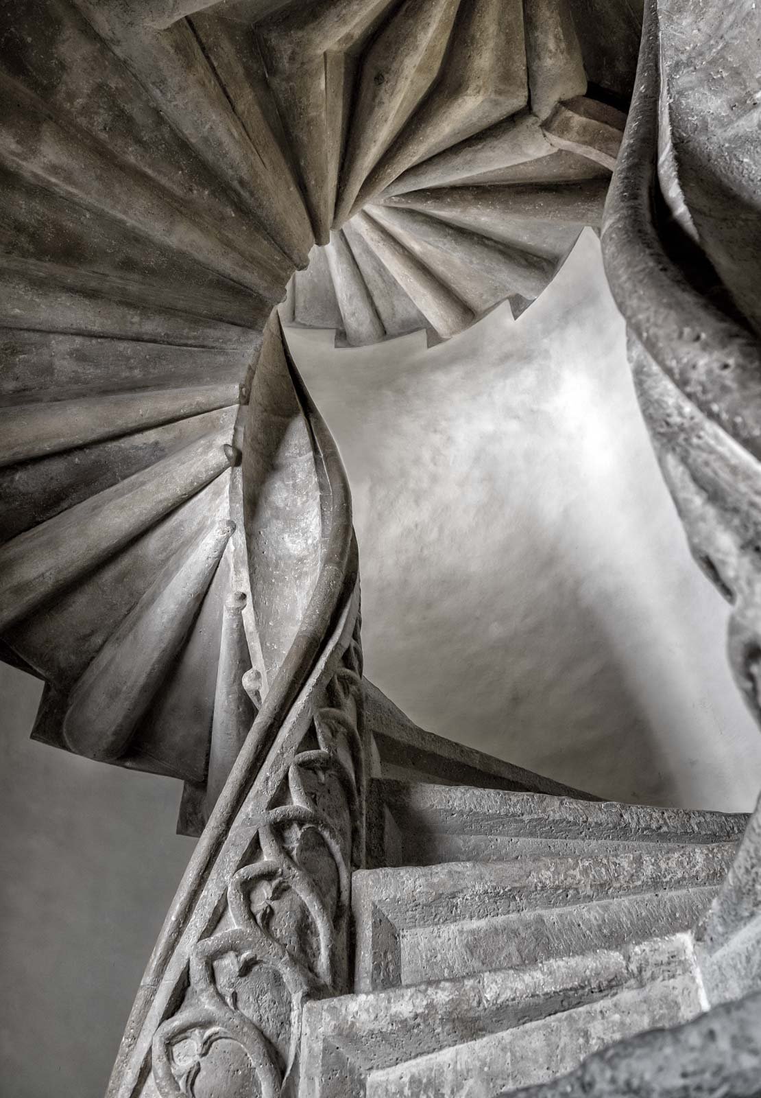 Historische Doppelwendeltreppe in der Grazer Burg aus einer tiefen Perspektive.