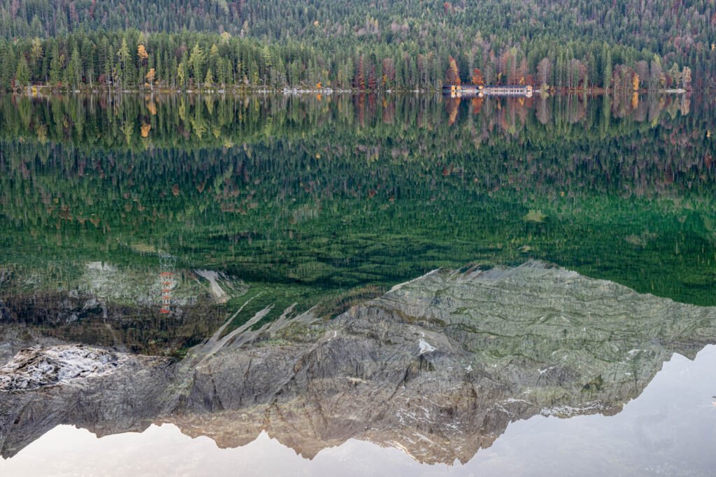 Eibsee Landschaftsfotografie: Perfekte Spiegelung des Zugspitzmassivs auf ruhiger Seeoberfläche.