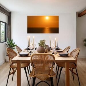 In the Evening Das Wandbild "In the Evening" über einem Esstisch zur Schaffung einer gemütlichen und warmen Atmosphäre.