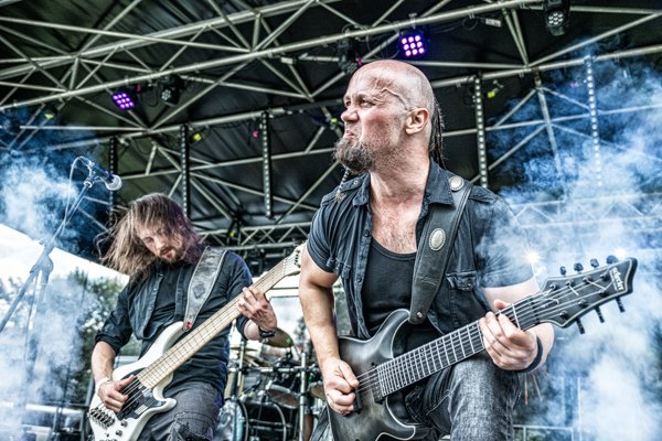 Konzertfotografie in Bad Wörishofen: Dynamische Aufnahme einer Heavy-Metal-Band auf der Bühne, professionell festgehalten von Roland Seichter.