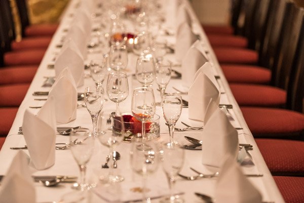 Eventfotografie in Kaufbeuren: Eine festlich gedeckte Tafel für eine private Feier, stimmungsvoll fotografiert von Roland Seichter.