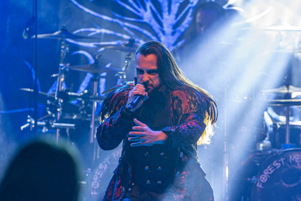 Theatralische Performance des Sängers in dunkler Robe, dramatisch beleuchtet auf dem Forest Metal Festival. Foto: Roland Seichter.