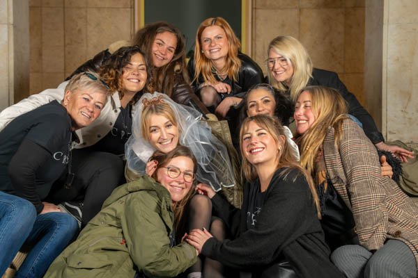 Gruppenfoto eines Junggesellinnenabschieds in Ulm: Fröhliche Frauen feiern gemeinsam, fotografiert von Roland Seichter.