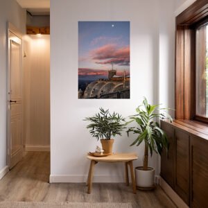 Der Mond über allem Das Hochformat-Wandbild Der Mond über allem Zugspitze in einem modern gestalteten Flur eines Wohnbereichs.