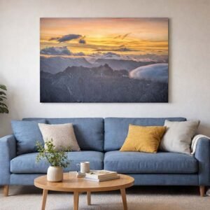 Der Tag beginnt Das Wandbild Fotokunst Der Tag beginnt Zugspitze über einem Sofa in einem modern eingerichteten Wohnzimmer.