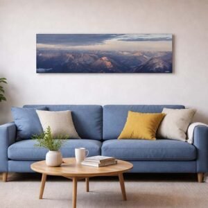 Die Gipfel werden wach Das Panorama-Wandbild Fotokunst Die Gipfel werden wach Zugspitze in einem modern eingerichteten Wohnzimmer über einer Couch.