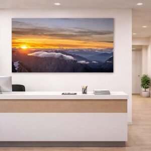 Das Wandbild Fotokunst Die Sonne geht auf Zugspitze in einem modernen Empfangsbereich.