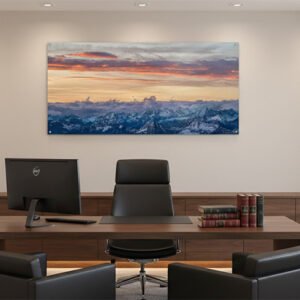 Das Panorama-Wandbild Fotokunst Gipfelwolken Zugspitze in einer modern und gediegen eingerichteten Anwaltskanzlei.
