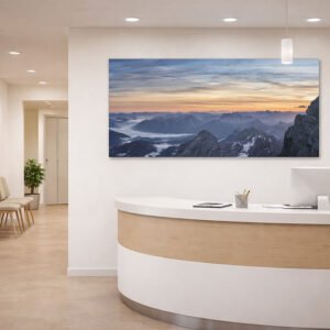 Das Wandbild Fotokunst Perfekter Morgen Zugspitze als dekorative Gestaltung im Empfangsbereich einer Arztpraxis.