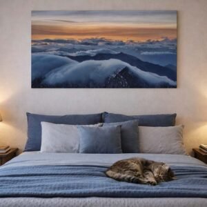 Stimmungsvolles Wandbild „Morgendämmerung“ von Roland Seichter über einem Bett im Schlafzimmer.