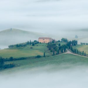 Das Wandbild Agriturismo A Terrapille im Nebel zeigt das berühmte Landhaus in der Toskana im extremen Panoramaformat, mystisch umhüllt von Morgennebel