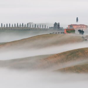 Das Wandbild Agriturismo Il Rigo zeigt das herrschaftliche Anwesen in der Toskana im weiten Panoramaformat, eingebettet in sanfte, nebelverhangene Hügelketten