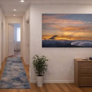 Von der Zugspitze Das Wandbild „Von der Zugspitze“ von Roland Seichter als alpine Dekoration in einem Flur.