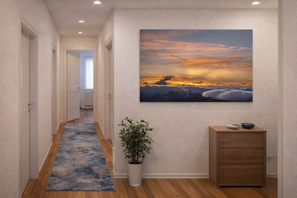 Das Wandbild „Von der Zugspitze“ von Roland Seichter als alpine Dekoration in einem Flur.