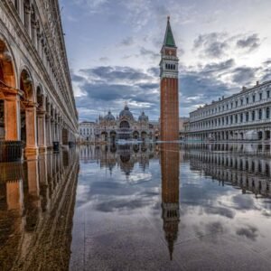 Das Wandbild Acqua Alta zeigt den Markusplatz in Venedig bei Hochwasser mit einer perfekten Spiegelung des Markusturms und der Basilika.