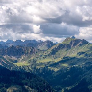 Das Wandbild Allgäuer Alpen zeigt ein weites Panorama der verschneiten Allgäuer Gipfel während des Sonnenaufgangs, wobei die ersten Sonnenstrahlen die Bergspitzen in ein warmes Licht tauchen.