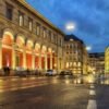 Das Wandbild Am Max-Joseph-Platz zeigt die nächtliche Oper in München mit stimmungsvoller Beleuchtung und Spiegelungen auf dem regennassen Asphalt.